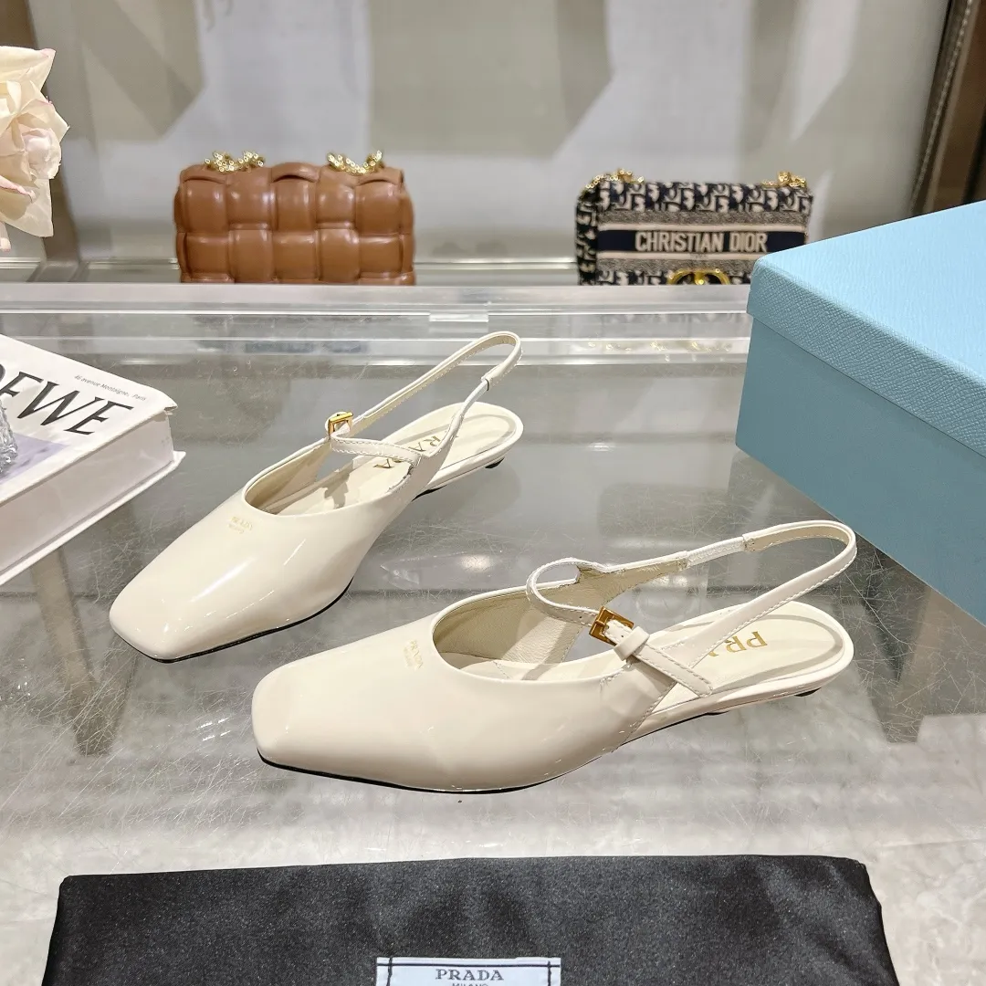 👟👟Ex-factory price 500👟👟 25-year new model launched on the catwalk star's new fashion trend [PRADA] square toe high heel square heel thick heel sandal back empty single shoe. ✨✨The upper is made of imported cow patent leather, the open edge beads and the inner pads are made of imported sheepskin, and the Italian injection molded leather outsole. ⚠️3 heel heights: flat, 5.5cm, 8.3cm. 🐎size: 35-40 (41 can be customized, non-refundable)